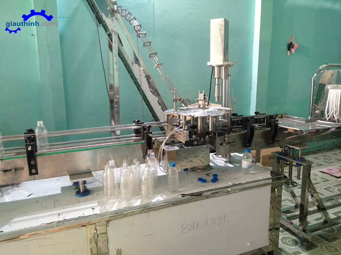 máy chiết rót chai rượu tự động