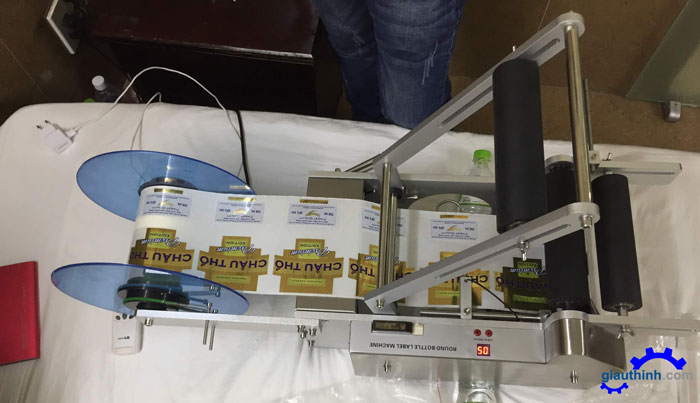 máy dán nhãn decal chai rượu