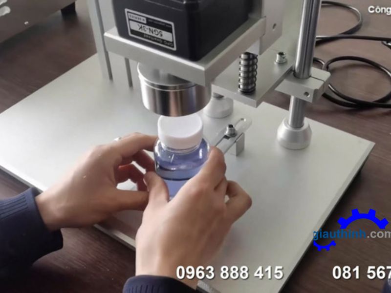 Đặc điểm của máy siết nắp chai nhựa có ren