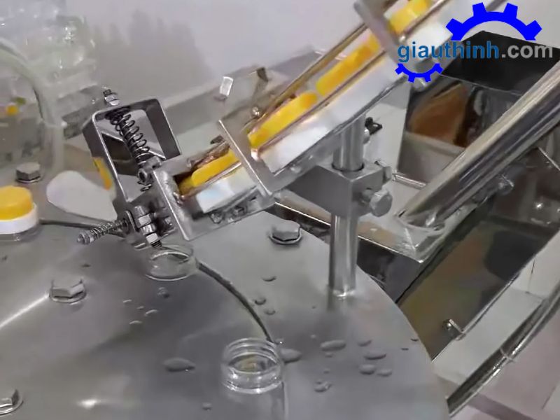 Giới thiệu về máy chiết rót dầu ăn và đóng nắp chai tự động Giàu Thịnh