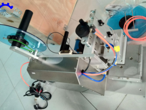 Máy dán nhãn chai vuông