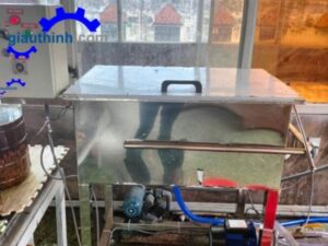 Máy rửa chai thủy tinh bán tự động - vận hành dễ dàng