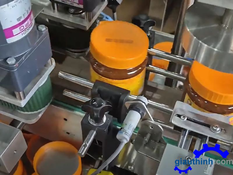 Quy trình hoạt động của máy chiết rót bốn vòi tự động