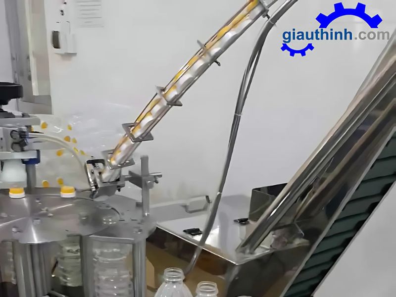 Tìm hiểu cấu tạo và thông số kỹ thuật máy chiết rót dầu ăn và đóng nắp chai tự động