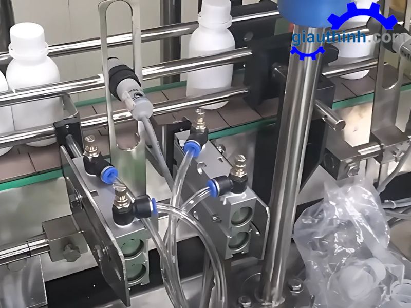 Tìm hiểu thông số kỹ thuật và ưu điểm máy đóng nắp chai tự động
