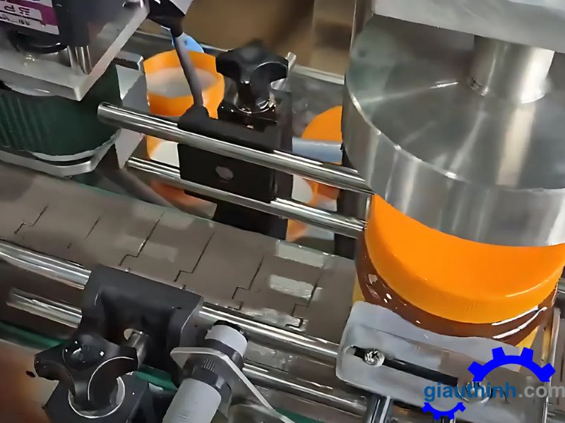 Tổng quan về máy chiết rót bốn vòi tự động tích hợp chức năng vặn nắp chai