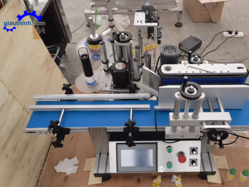 Ưu điểm nổi bật máy dán nhãn chai tròn tự động có bàn xoay CY-2000