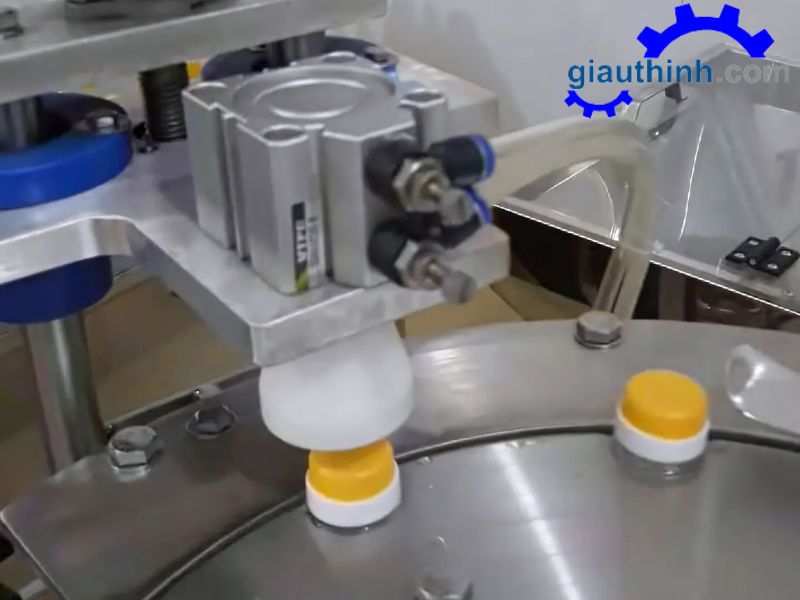Ưu điểm nổi bật về cấu tạo máy chiết rót dầu ăn và đóng nắp chai tự động