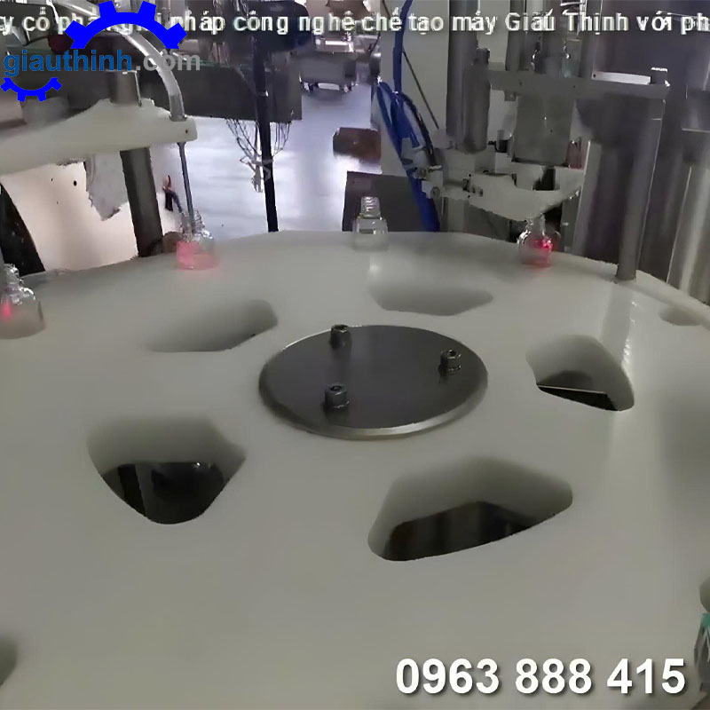 Máy chiết rót vặn nắp chai tinh dầu