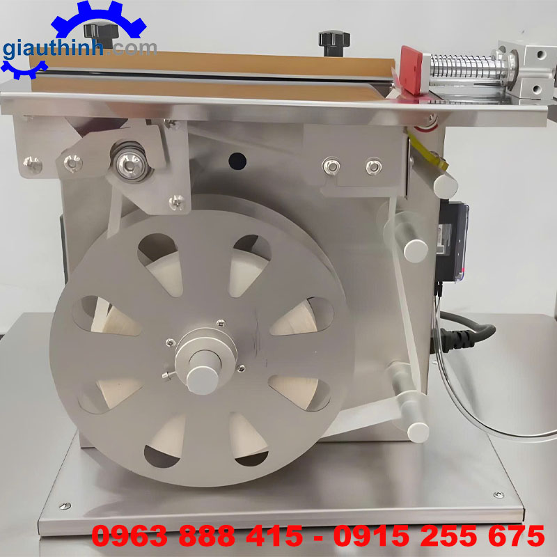 Máy dán tem nhãn lên hộp giấy
